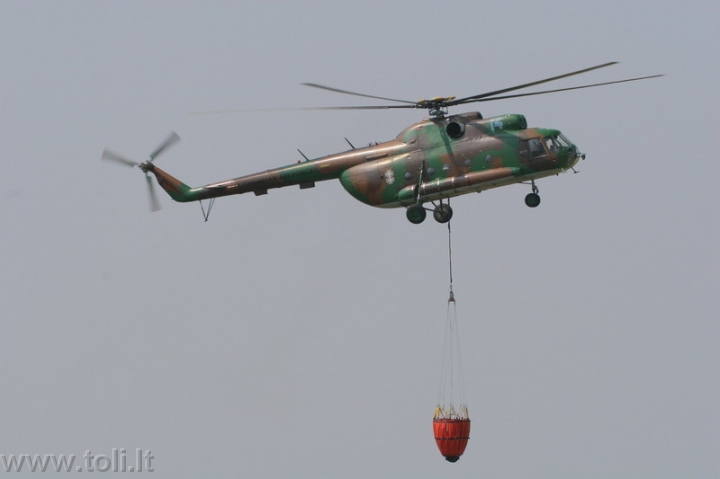 avia04 Lietuvos karinių oro pajėgų sraigtasparnio „Mi-17“ gaisrų gesinimo funkcijos demonstravimas
