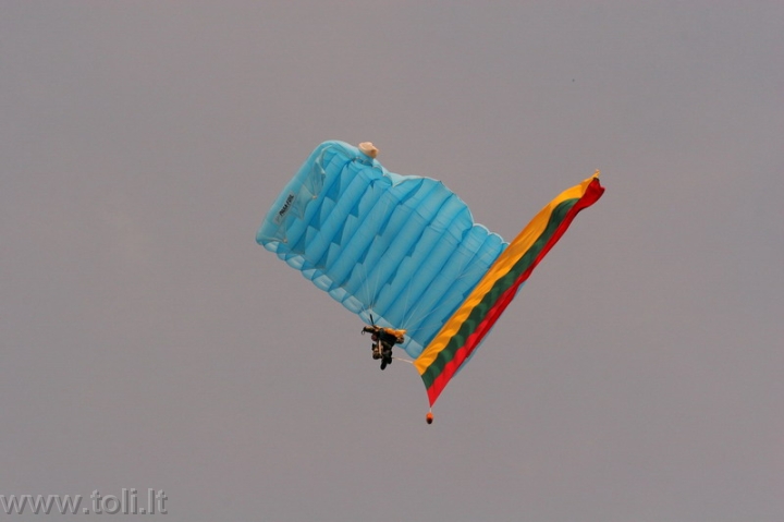 avia04a Tarptautinės parašiutininkų grupės pasirodymas
