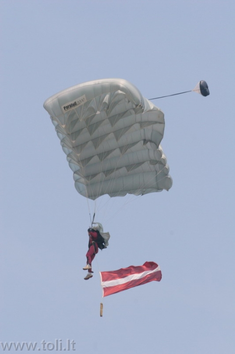avia05 Tarptautinės parašiutininkų grupės pasirodymas