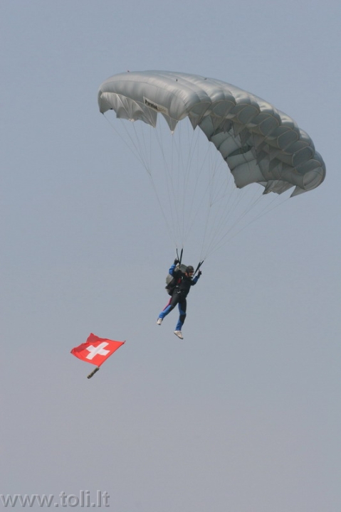 avia06 Tarptautinės parašiutininkų grupės pasirodymas