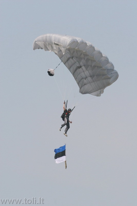 avia07 Tarptautinės parašiutininkų grupės pasirodymas