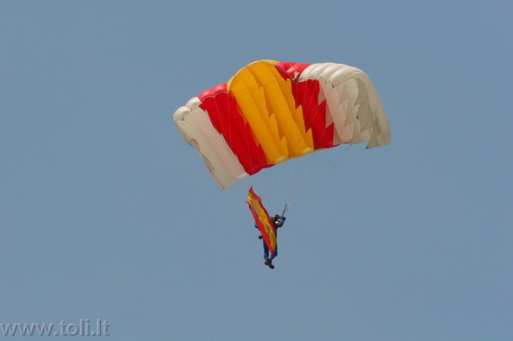 avia08 Tarptautinės parašiutininkų grupės pasirodymas