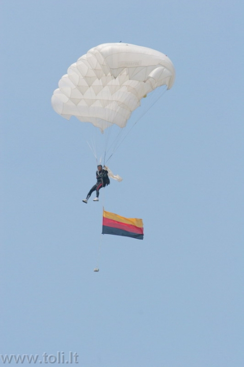 avia10 Tarptautinės parašiutininkų grupės pasirodymas
