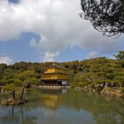 Kijotas. Kinkokudži - Auksinio paviljono šventykla. Paviljonas iš tiesų padengtas aukso lakštais