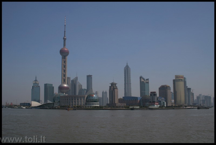 kinija02 Šanchajus. Kitapus Huangpu upës - verslo rajonas Pu Dong, kuriame išsiskiria televizijos bokšto „Rytų perlas“ siluetas