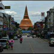 Nakhon Pathom. Phra Pathom Chedi (Didžioji pagoda) - aukščiausias pasaulyje budistų religinis statinys