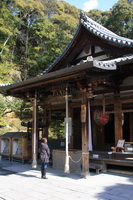 Tikinčioji meldžiasi prie Fudo-do - Ugnies dievui skirto statinio. Kijotas, Japonija
